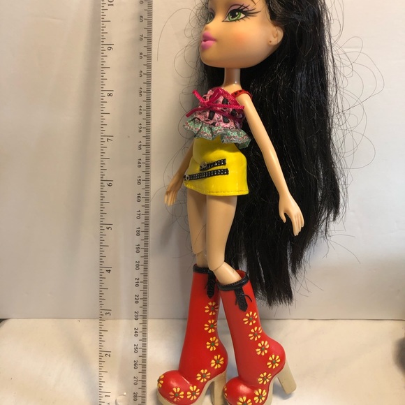 BRATZ Jade Study Abroad to Russia Doll MGA 2015 - Picture 3 of 10